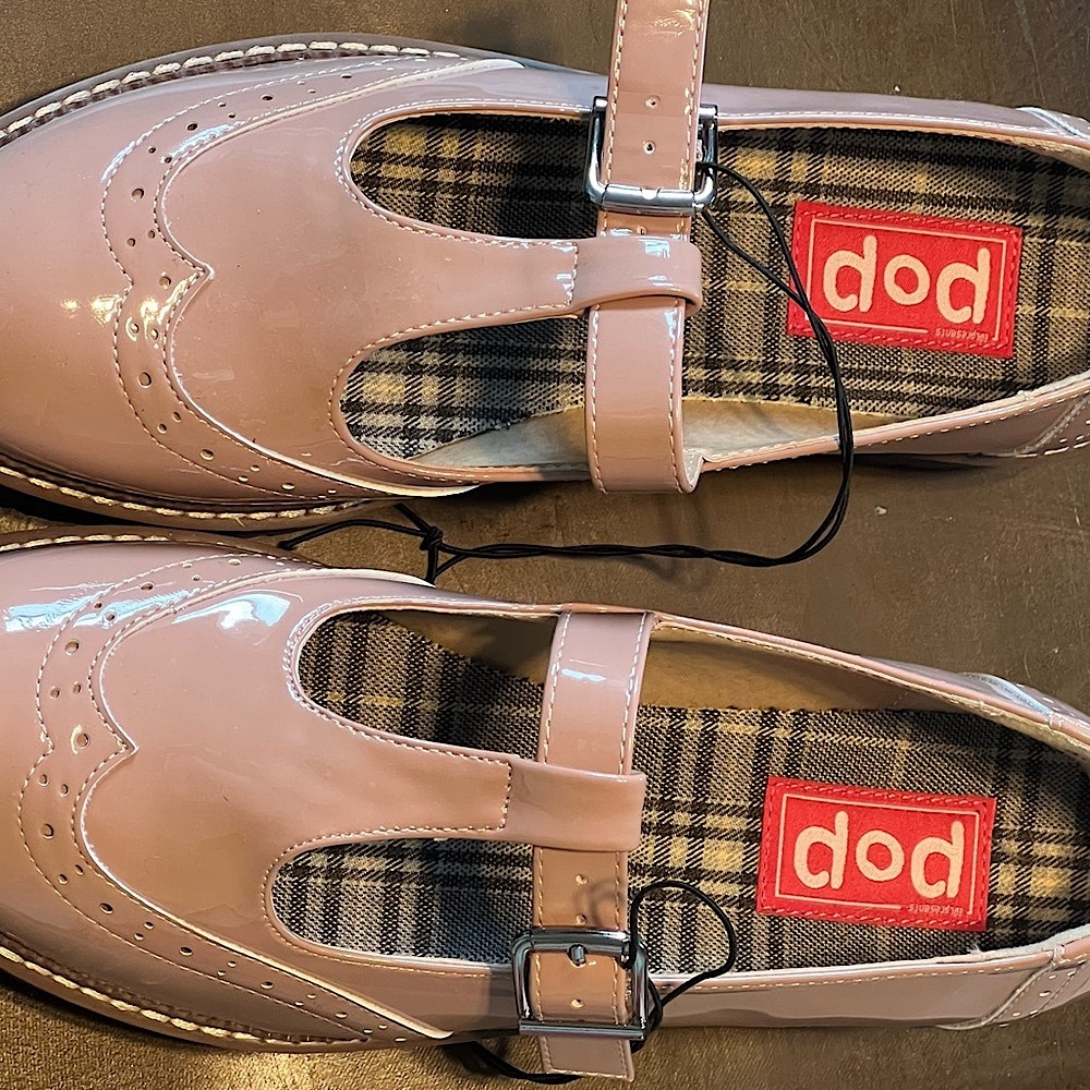 Chic Pink Dress Shoes with Elegant Design
